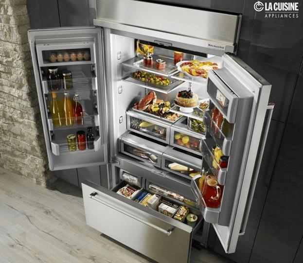 есть много места в этом встроенном французском дверном холодильнике kitchenaid. 
